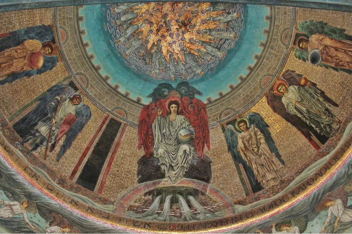 Das Apsismosaik von Edward Burne-Jones mit einem gewandeten Christus auf einem Thron zwischen Erzengeln unter einem Kranz goldener Engel.